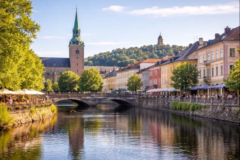Borås stad i solnedgång – hitta tandläkare i Borås centrum och närområden
